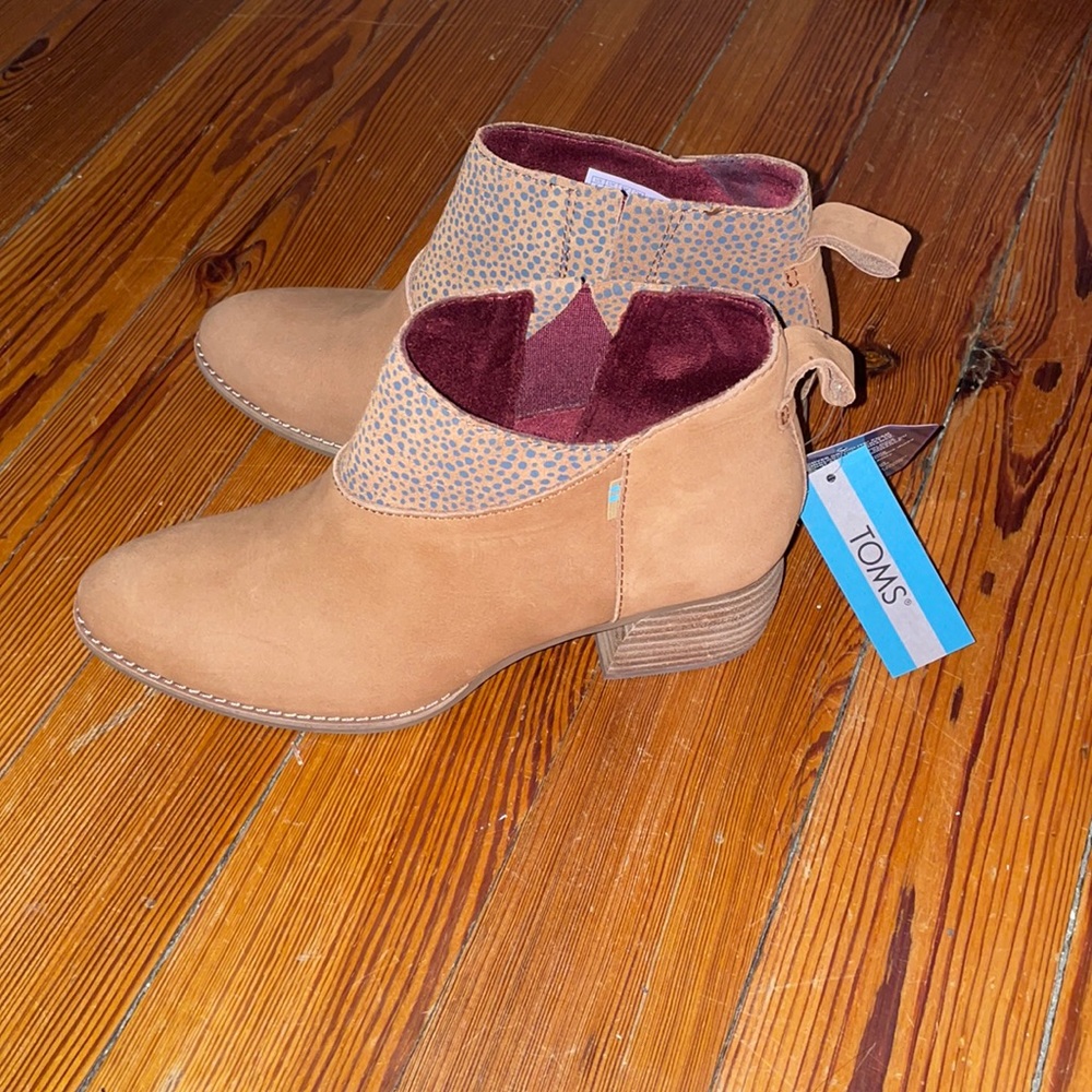 TOM’s Suede Booties NWT Size 6
